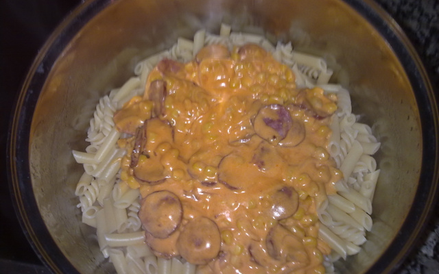 Macarrão cremoso com calabresa