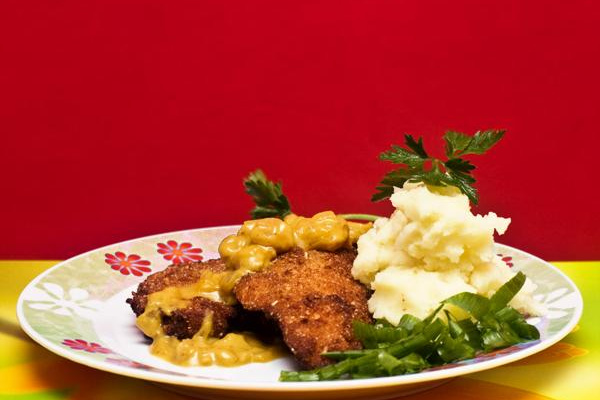 Peito de frango com Crosta de Granola ao molho de mostarda