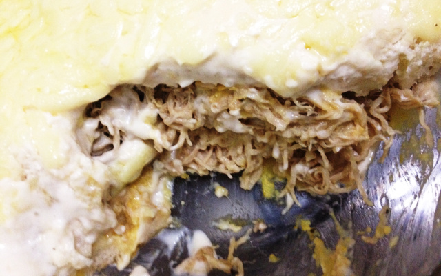 Torta assada de pão de fôrma recheada com creme de milho e frango