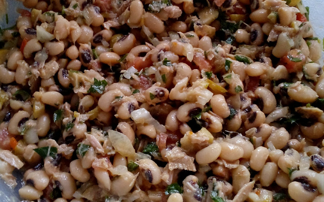 Salada de feijão fradinho com atum