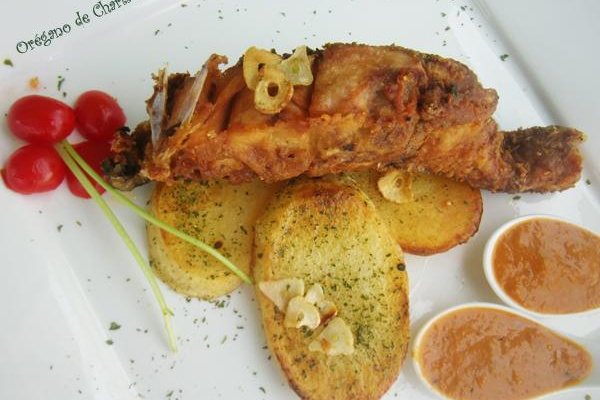 Salmão crostado e molho de muqueca