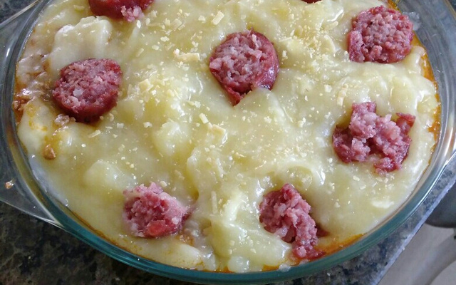 Purê de aipim com linguiça e queijo