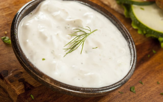 Patê de alho de liquidificador com ervas servido em vasilha