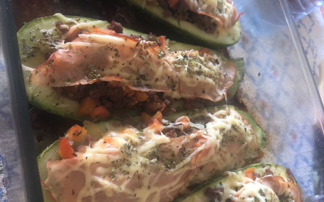 Barquinha de abobrinha recheada com carne moída