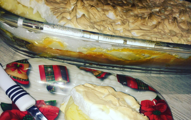 Chico balanceado com banana