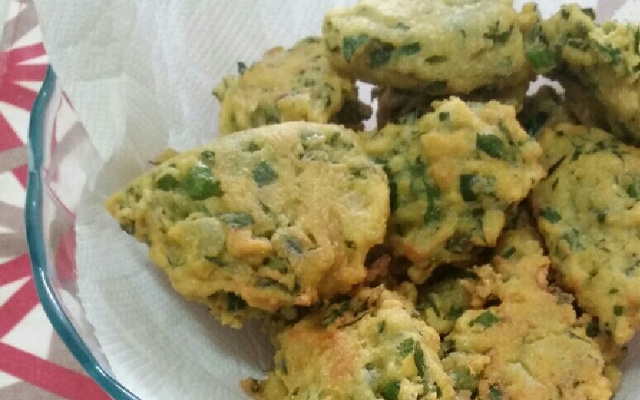 Bolinho econômico de talo de espinafre com fubá