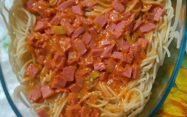 Macarrão com mortadela