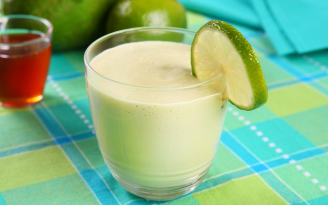 Vitaminas de abacate com mel e limão