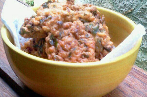 Bolinho de arroz com talos e folha de beterraba