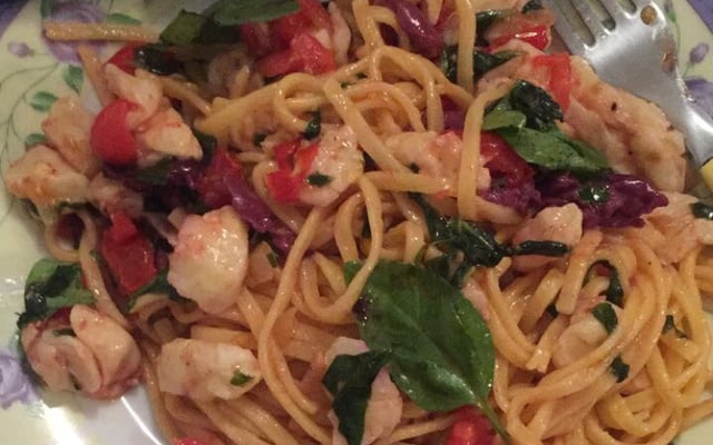 Espeguete com Tomates Cereja, Mussarela de Búfala e Manjericão