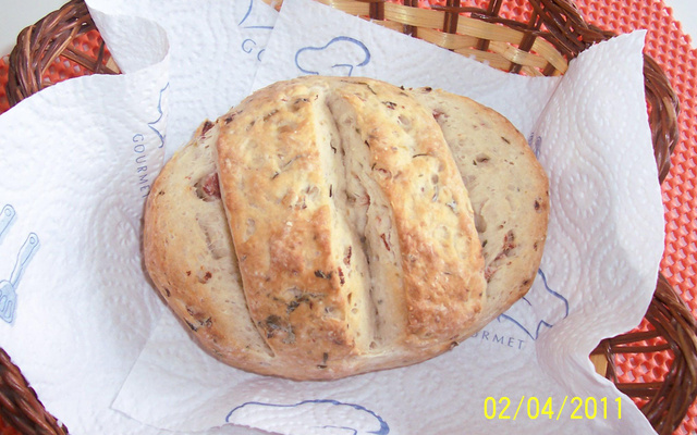 Pãozinho italiano caseiro com salame, azeitonas e ervas frescas