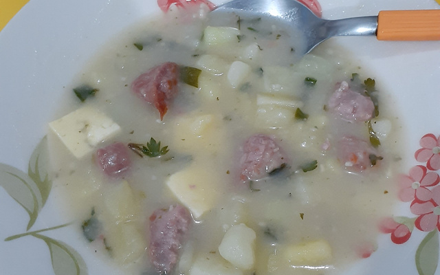 Sopa de batatas com salame