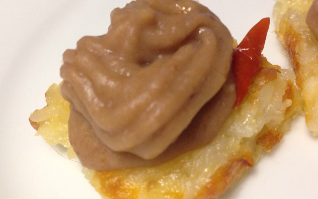 Canapé de arroz e feijão