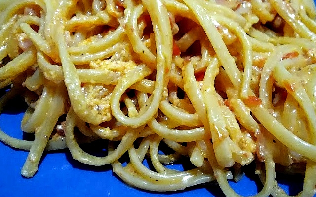 Carbonara com tomate cereja