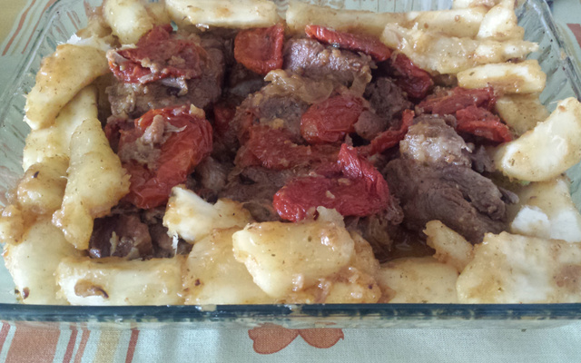 Costela suína com tomate seco na pressão e aipim