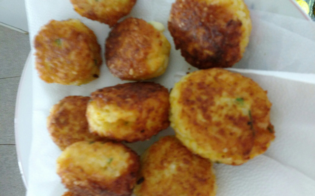 Bolinho de arroz recheado com queijo