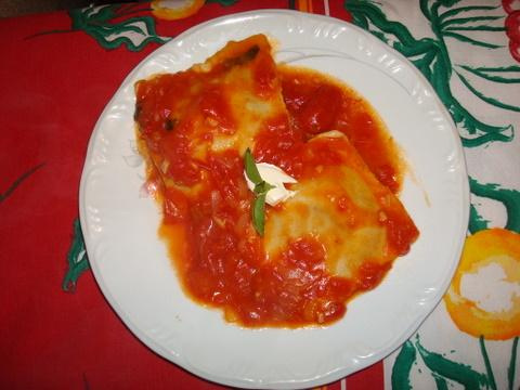 Ravioli caseiro de Shimeji, Shiitake e Cream Cheese com molho de tomates e manjeicão