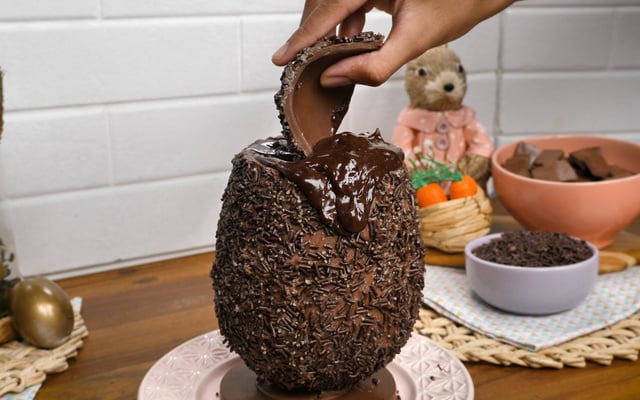 Ovo de Páscoa de pote com topo cortado e recheio cremoso