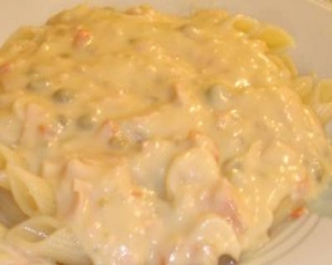 Penne ao molho branco com palmito, peito de peru e ervilhas