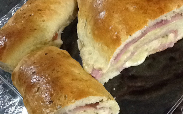 Pão recheado com presunto