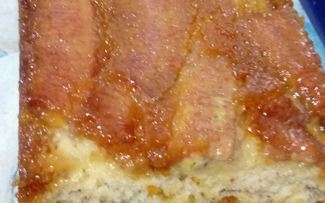 Bolo de banana caramelizado (com massa pronta)