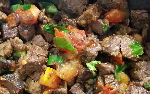 Carne de ontem com batatas ao molho