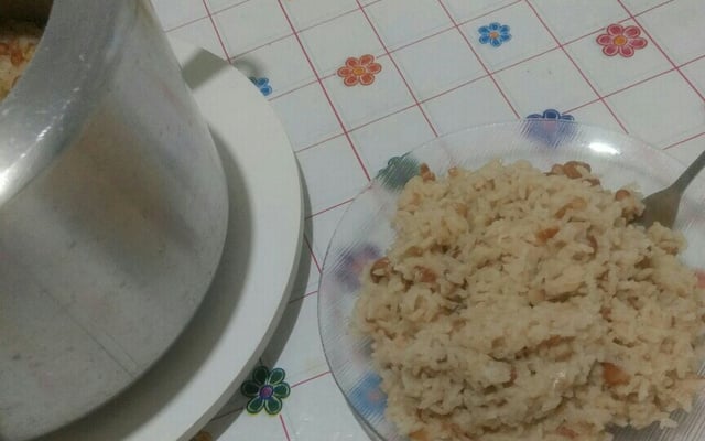 Arroz com feijão na panela de pressão