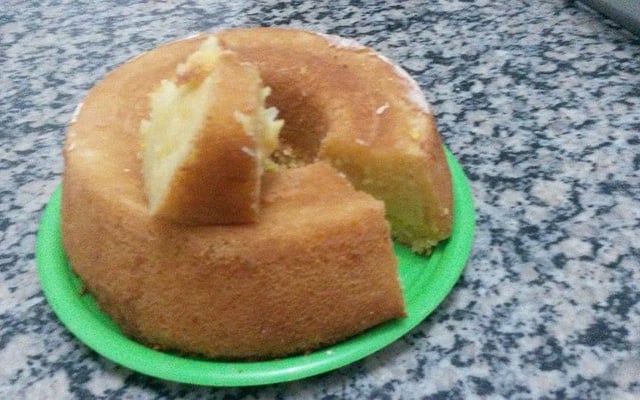 Bolo cremoso de milho com coco