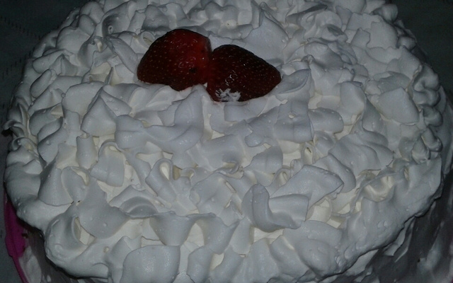 Bolo de chocolate com cobertura de morango do amor