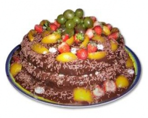 Bolo de chocolate com frutas