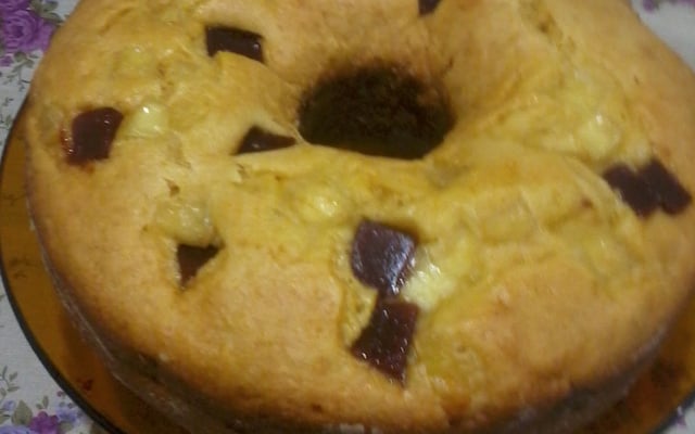 Bolo de fubá com goiabada e queijo