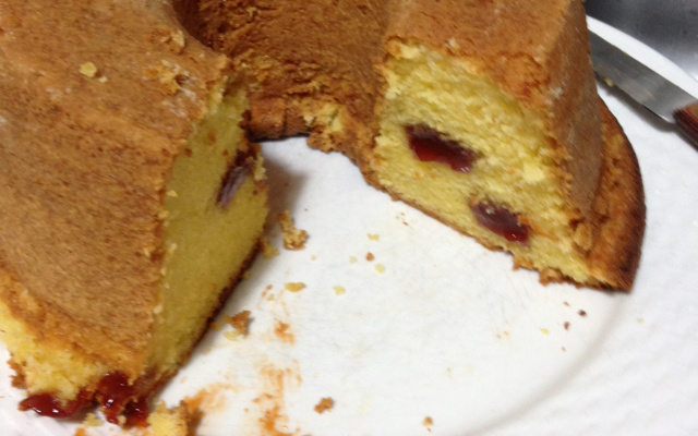 Bolo de fubá com goiabada