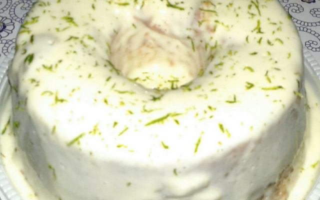 Bolo de iogurte com cobertura de leite condensado e limão