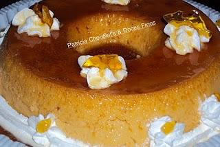 Pudim de leite condensado com coco decorado com chantilly