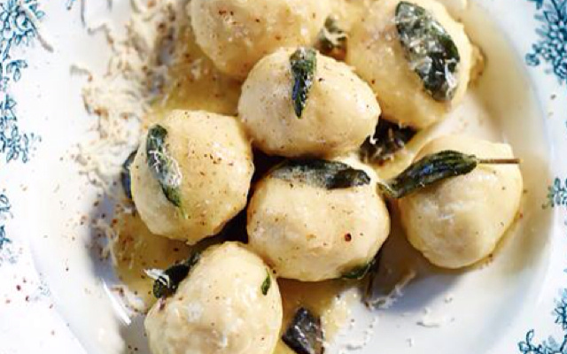 Gnudi ao molho de mateiga com sálvia