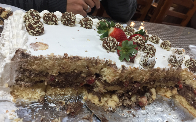 Bolo de aniversário - mousse de chocolate c/ morangos