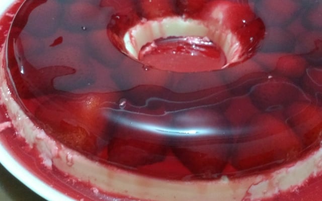 Sobremesa de morango com gelatina e pudim