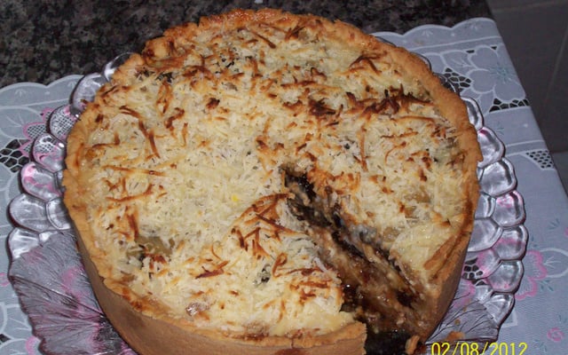 Torta de abacaxi, ameixa e coco