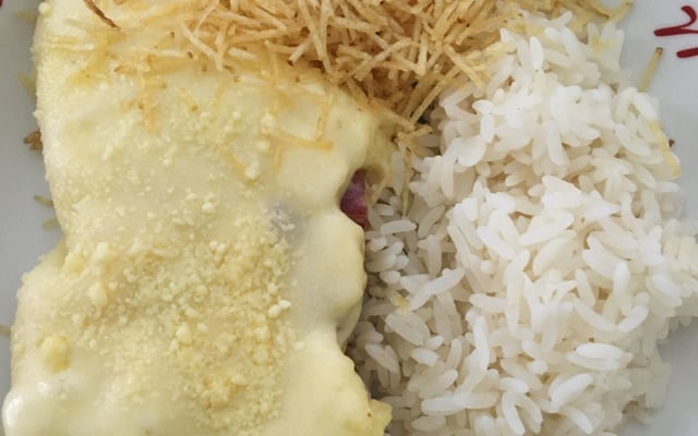 Escondidinho de carne de sol com batata e creme com requeijão.