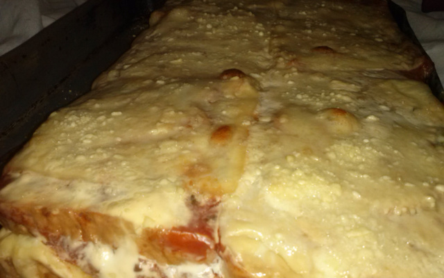 Torta de pão de forma no forno.