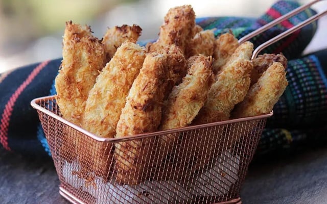 Iscas de frango empanadas com coco na airfryer