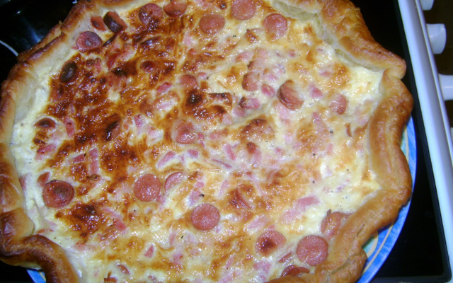 Torta folhada com recheio de salsicha