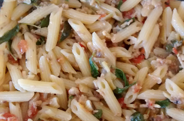 Salada de mini penne com sardinha e manjericão