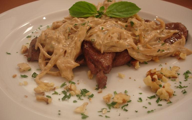 Bife acebolado com molho à Itália