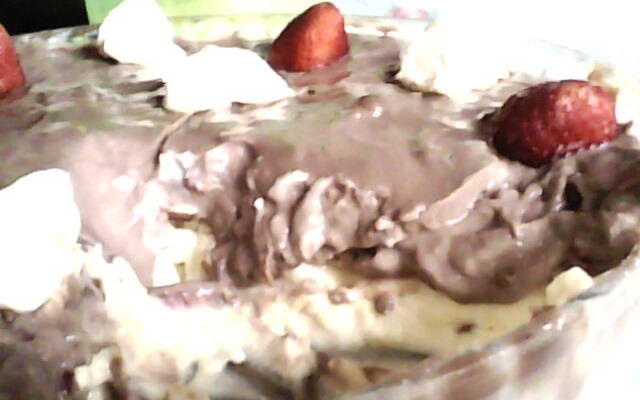 Pavê bicolor com morango