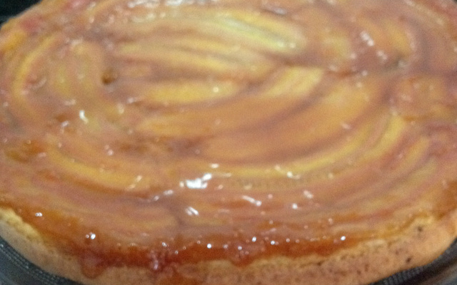 Bolo invertido de banana caramelada de liquidificador