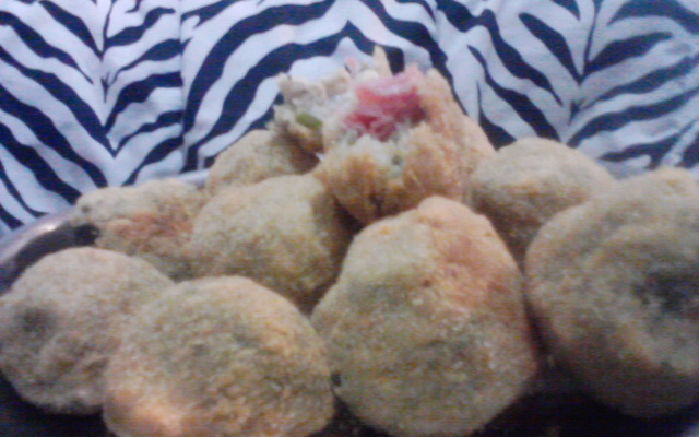 Bolinho de espinafre com recheio de presunto e queijo