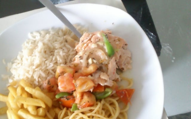 Salmão assado com leite de coco e legumes