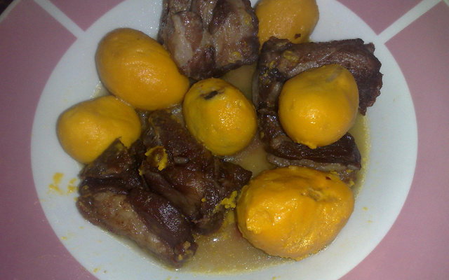 Costelinha de porco com pequi