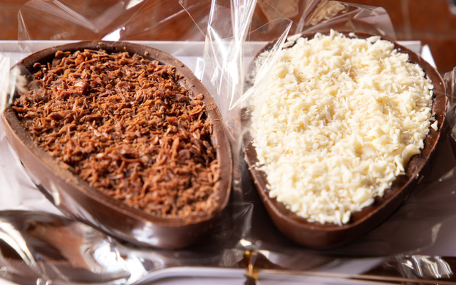 Ovo de páscoa recheado com chocolate e coco